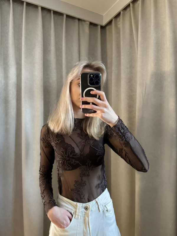 Bluzka koronkowa transparentna z długim rękawem – brązowa